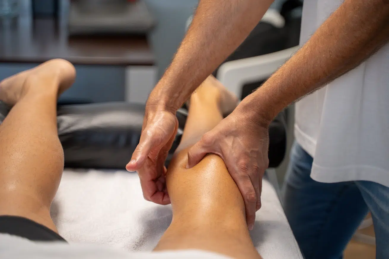 Sesión de tratamiento de fisioterapia en FisiON Mallorca