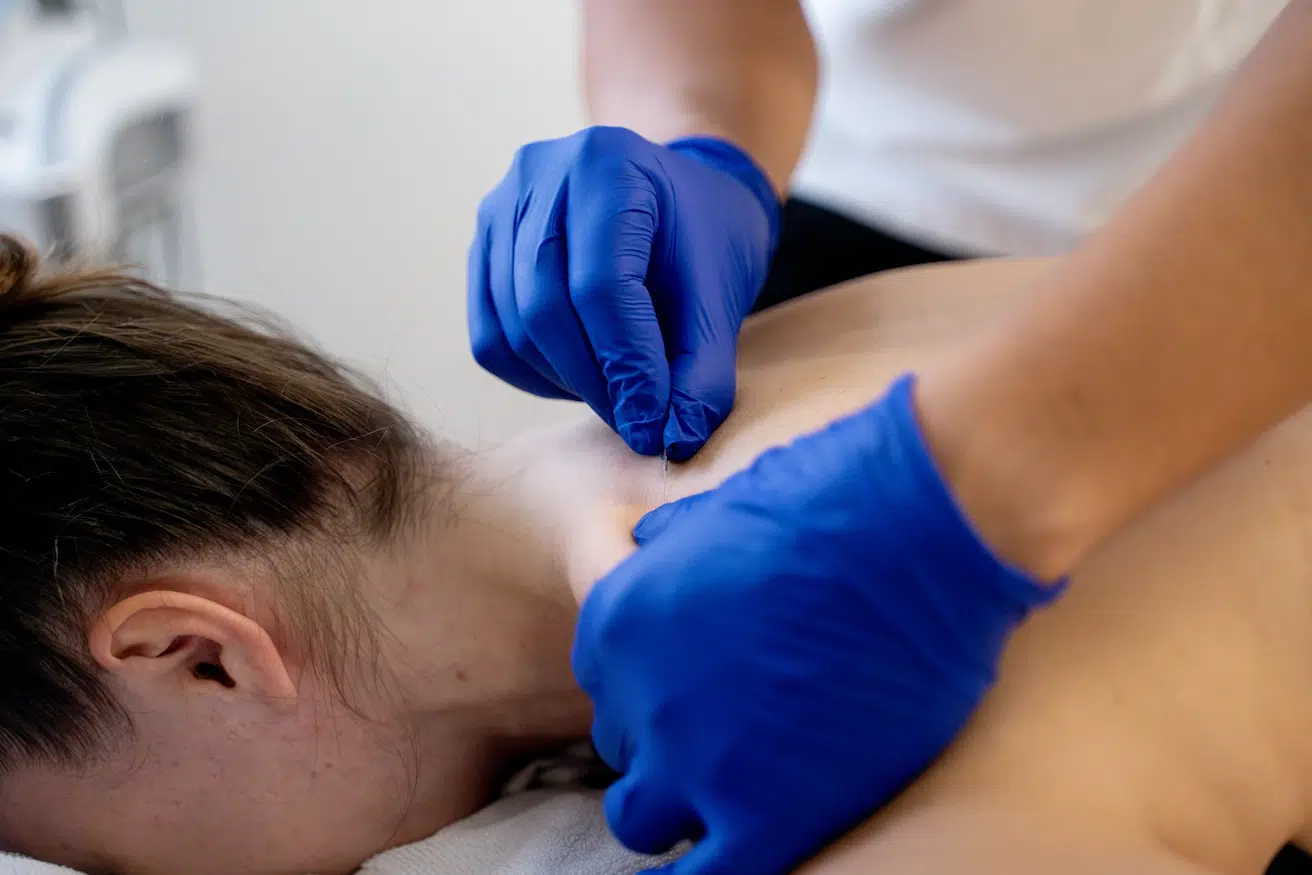 Consulta de fisioterapia con equipamiento profesional en FisiON